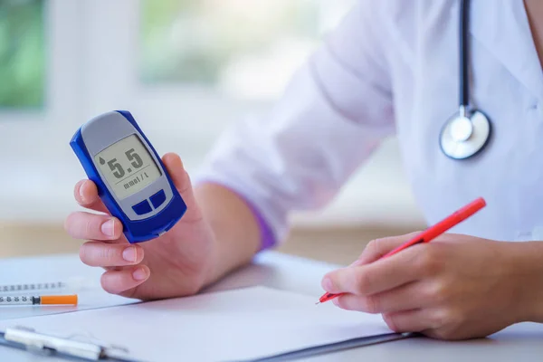 간호사는 병원에서 검진을 측정기에서 당뇨병 환자의 수치를 기록한다 유전적 — 스톡 사진