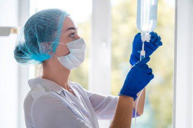 Pratisyen hekim bir hastaya hastahanede işlem için sayaç hazırlıyor. 