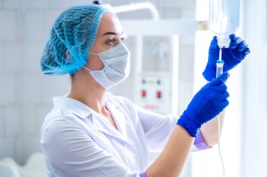 Hemşire, klinikteki bir hastayı ameliyat için hazırlıyor. 