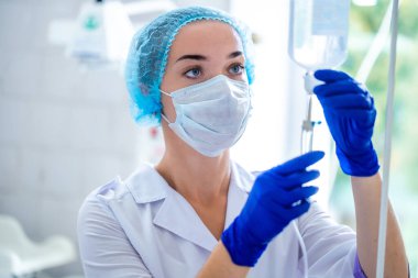 Hemşire, klinikteki bir hastayı ameliyat için hazırlıyor. 