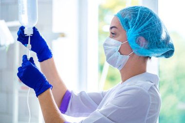 Hemşire, klinikteki bir hastayı ameliyat için hazırlıyor. 