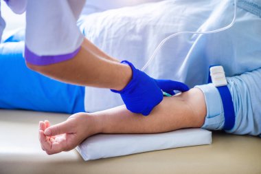 Hemşire bir hastayı ameliyat için hastaneye bırakır.