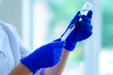 Salgın ve viral bulaşıcı hastalıklar sırasında aşı. Hastanedeki bir hastaya antibiyotik enjekte edilmiş.