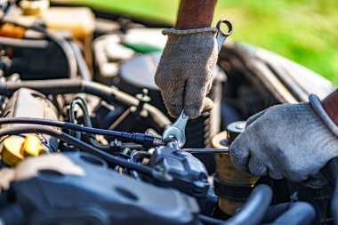 Otomobil tamircisi araba motorunu tamir ediyor. Onarım servisi 