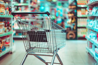 Süpermarket koridorunda alışveriş arabası. Marketten yiyecek almak.. 