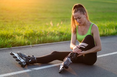 Paten kayarken dizinden yaralanan bir kadın. Paten yaparken düştükten sonra moraran bir genç. 