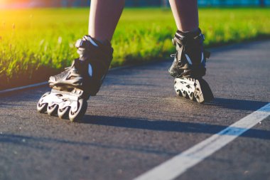 Açık havada paten kayarken paten kayar. Aktif yaşam tarzı. Paten kayma.