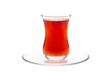 Beyaz arka planda bir fincan izole Türk kahvesi.