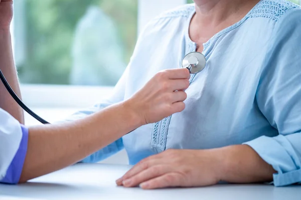 Médecin Généraliste Professionnel Écouter Poumon Rythme Cardiaque Patient Avec Stéthoscope — Photo