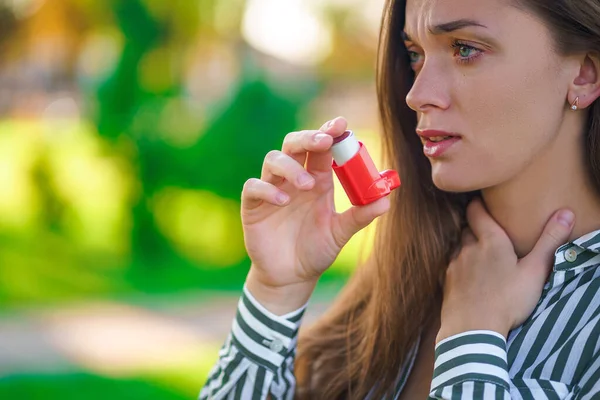 Asmático Usando Inhalador Ataque Asma Asfixia Aire Libre — Foto de Stock