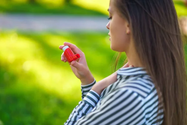 Mujer Asmática Sufre Asfixia Utilizar Inhalador Ataque Asma Aire Libre — Foto de Stock