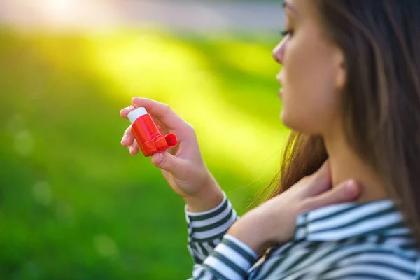 Asmático Sufre Asfixia Uso Inhalador Ataque Asma Aire Libre — Foto de Stock