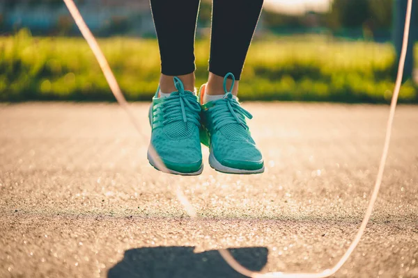 Sportlerin Macht Cardio Übungen Mit Springseil Freien — Stockfoto