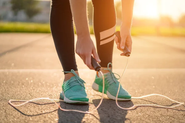 Sportswoman Förbereder Sig För Konditionsträning Med Hopprep Utomhus — Stockfoto