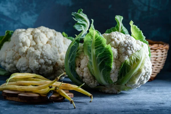 Couve Flor Madura Sobre Fundo Escuro Vegetais Verdes Ecológicos Orgânicos — Fotografia de Stock