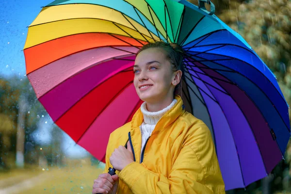 Mujer Feliz Una Chaqueta Amarilla Con Paraguas Arco Iris Multicolor — Foto de Stock