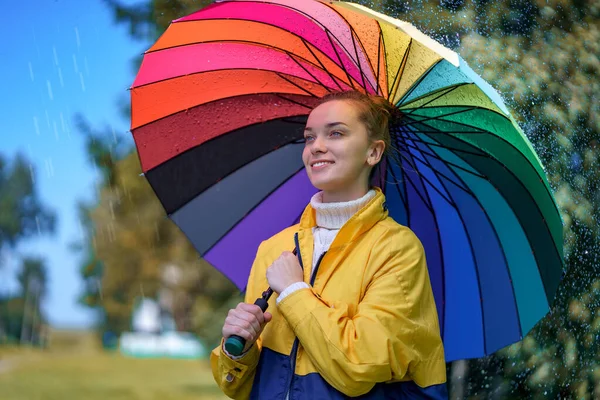 Feliz Mujer Alegre Con Paraguas Arco Iris Durante Lluvia Tiempo — Foto de Stock