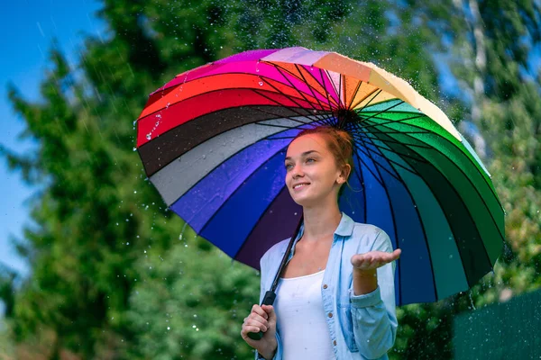 Feliz Mujer Alegre Con Paraguas Arco Iris Durante Lluvia Verano — Foto de Stock