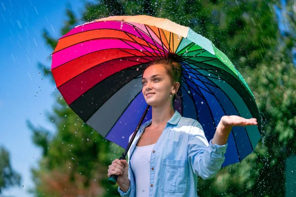 Mulher Alegre Feliz Com Guarda Chuva Durante Chuva Verão Livre — Fotografia de Stock