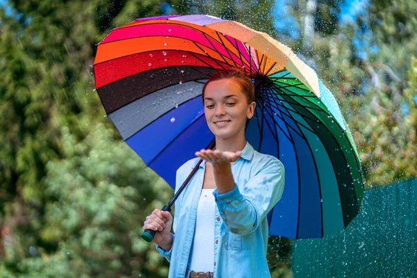 Mujer Feliz Con Paraguas Colores Durante Lluvia Verano — Foto de Stock