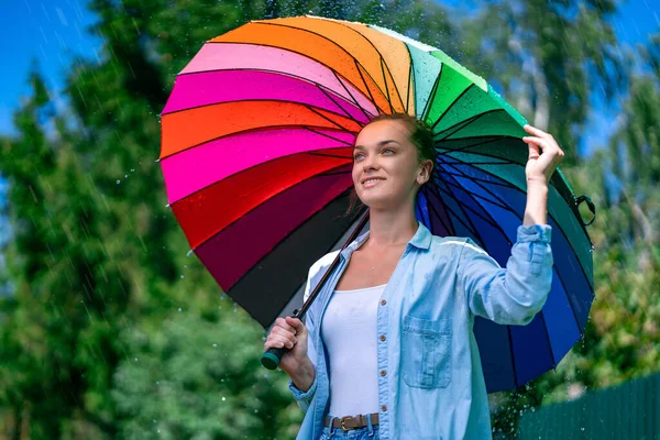 Mujer Alegre Feliz Con Paraguas Colores Durante Lluvia Verano — Foto de Stock