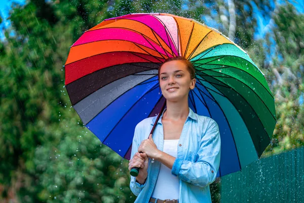 Feliz Mujer Sonriente Con Paraguas Colores Durante Lluvia Verano — Foto de Stock