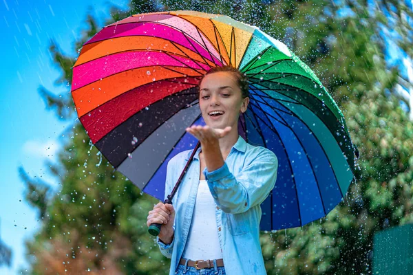 Feliz Mujer Alegre Con Paraguas Arco Iris Durante Lluvia Verano — Foto de Stock