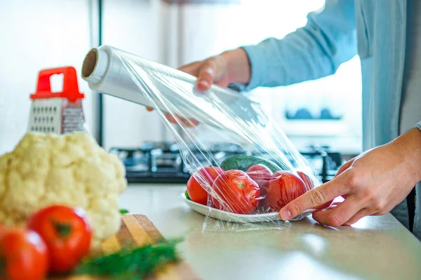 Mulher Usando Filme Alimentar Para Armazenamento Alimentos — Fotografia de Stock