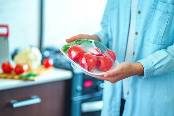 Використання Харчової Плівки Зберігання Їжі Холодильнику — стокове фото