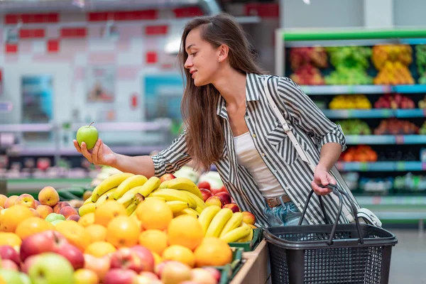 Жінка Вибирає Свіжі Фрукти Супермаркеті Клієнт Купує Їжу Продуктовому Магазині — стокове фото