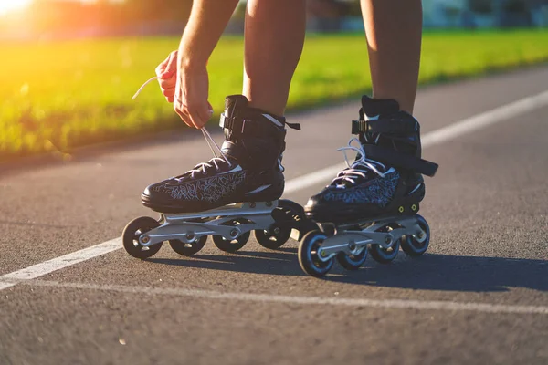 Frau Schnürt Rollschuh Für Inline Skating Teenager Beim Inlineskaten Draußen — Stockfoto