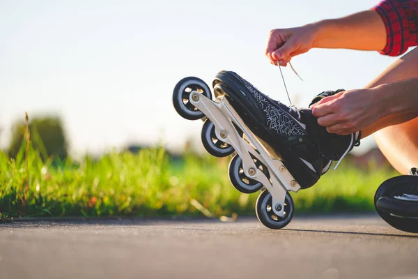 Frau Schnürt Rollschuh Für Inline Skating Teenager Beim Inlineskaten Draußen — Stockfoto