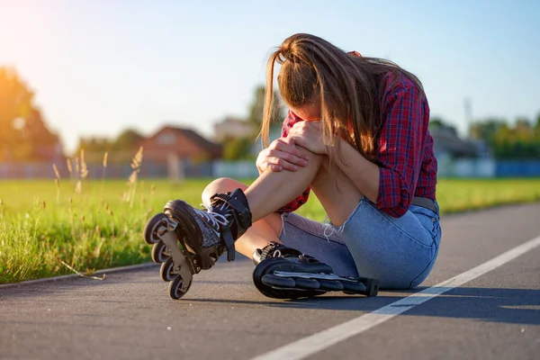 Vrouw Gewond Knie Tijdens Het Rolschaatsen Een Tiener Met Een — Stockfoto