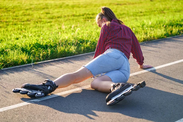 Frau Stürzte Beim Inlineskaten Auf Asphalt Inlineskaten Ohne Schutz Verletzung — Stockfoto