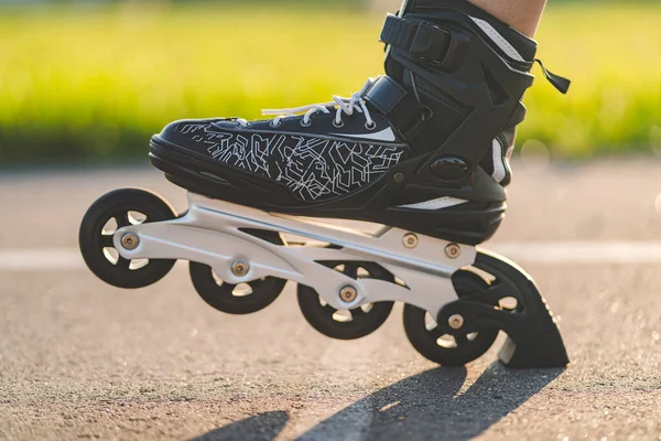 Schwarze Rollschuhe Beim Inlineskaten Aus Nächster Nähe — Stockfoto