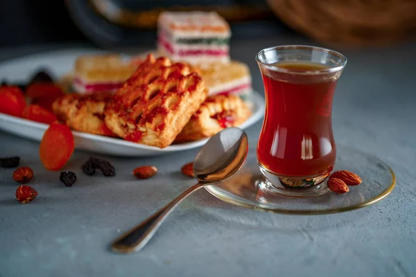 Thé Turc Verre Traditionnel Avec Des Bonbons Des Fruits Secs — Photo