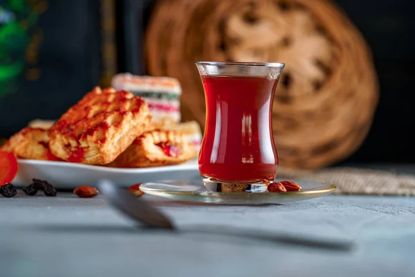 Thé Turc Dans Verre Authentique Avec Des Bonbons Des Fruits — Photo