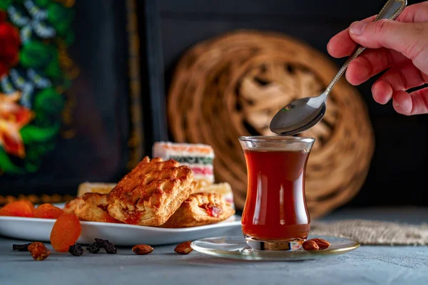 Thé Turc Dans Verre Authentique Avec Des Bonbons Des Fruits — Photo