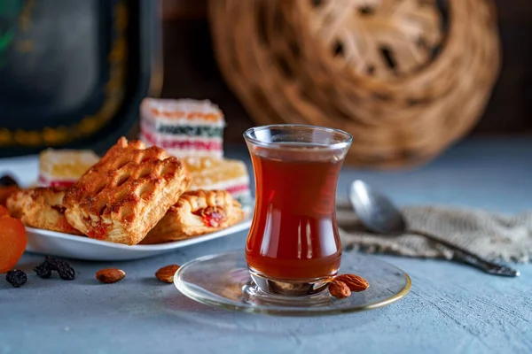 Thé Turc Verre Traditionnel Avec Des Bonbons Des Fruits Secs — Photo