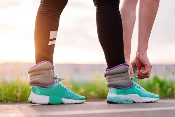 Femme Athlétique Attacher Des Lacets Sur Des Baskets Tout Marchant — Photo