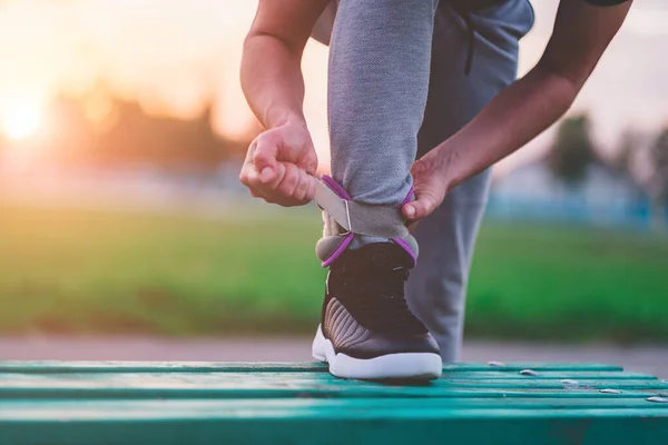 Hombre Atlético Pone Pesos Deportivos Para Caminar Durante Entrenamiento Aire — Foto de Stock