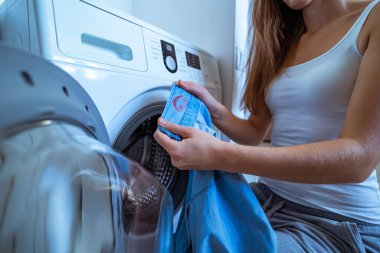 Kadın, çamaşır yıkarken kocasının gömleğinin yakasında kırmızı ruj izleri bulmuş. Erkek aldatma ve ayrılma, ilişki sorunları. İlişkide ayrıl