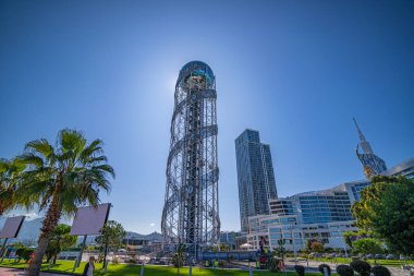 Batumi, Adjara, Georgia - 30 Eylül 2019. Güneşli bir günde Batumi tatil beldesindeki kule alfabesi 
