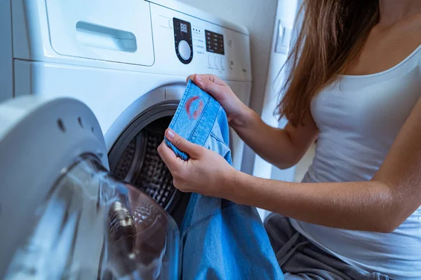 Kadın, çamaşır yıkarken kocasının gömleğinin yakasında kırmızı ruj izleri bulmuş. Erkek aldatma ve ayrılma, ilişki sorunları. İlişkide ayrıl