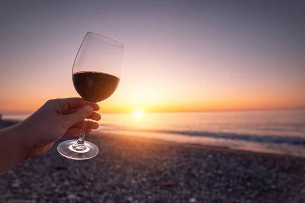 Persoon Met Een Glas Rode Wijn Tijdens Het Kijken Naar — Stockfoto