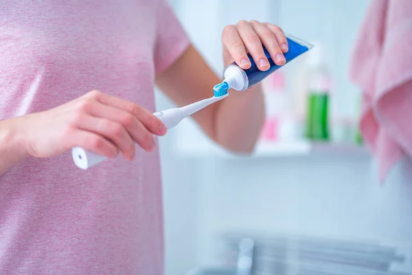 Brushing Teeth Using Ultrasonic Electric Toothbrush Toothpaste Bathroom Home Oral — Foto de Stock