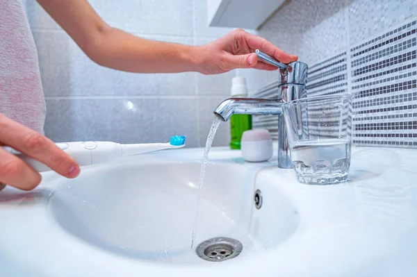 Persona Cepillar Los Dientes Con Cepillo Dientes Ultrasónico Uso Productos — Foto de Stock