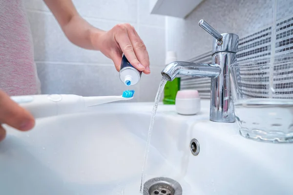 Persona Cepillar Los Dientes Con Cepillo Dientes Ultrasónico Uso Productos — Foto de Stock