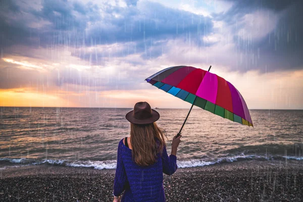 Una Mujer Solitaria Sombrero Con Paraguas Arco Iris Está Sola — Foto de Stock