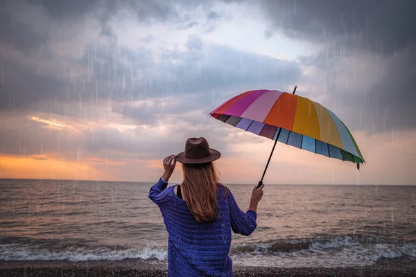 Una Mujer Solitaria Sombrero Con Paraguas Arco Iris Está Sola — Foto de Stock
